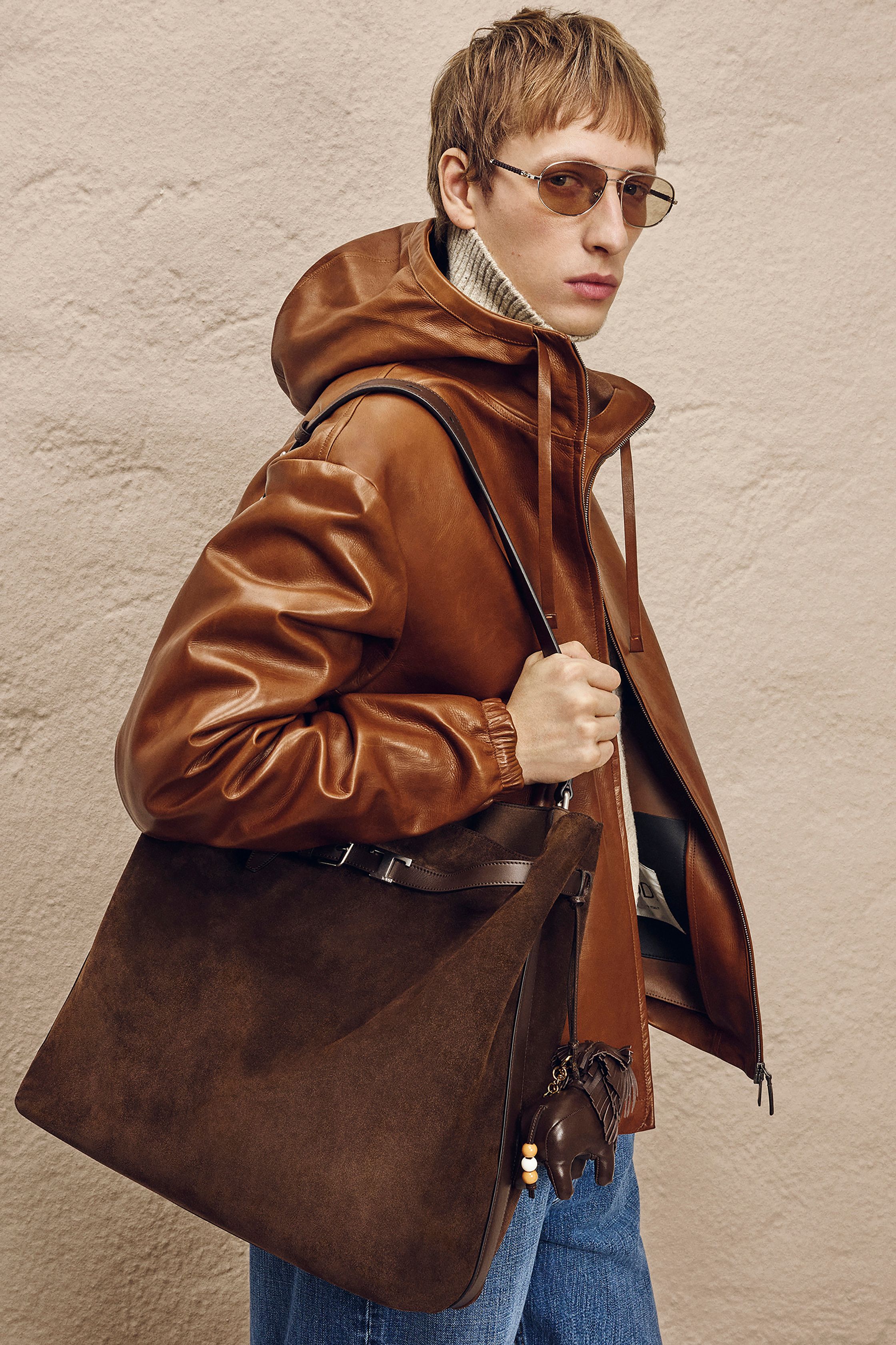 Tod’s 2026秋冬以极致实穿为核心，延续品牌“低调奢华”的长期价值。皮革夹克、绗缝外套与精致针织围绕自然色系展开，强调触感、重量与耐用性。造型不强调趋势感，而是构建稳定、可长期使用的男士衣橱方案，呈现出成熟、理性且自信的都市男性形象-顽石频道趋势研究